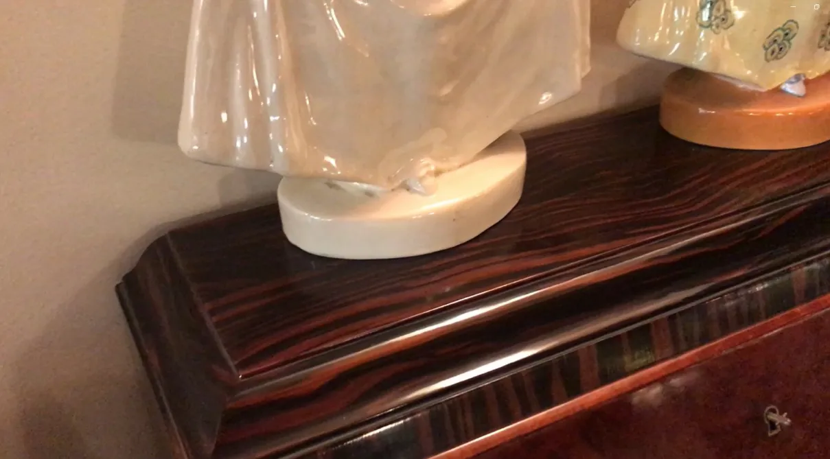 古いデスクの上に装飾的な彫刻があります。