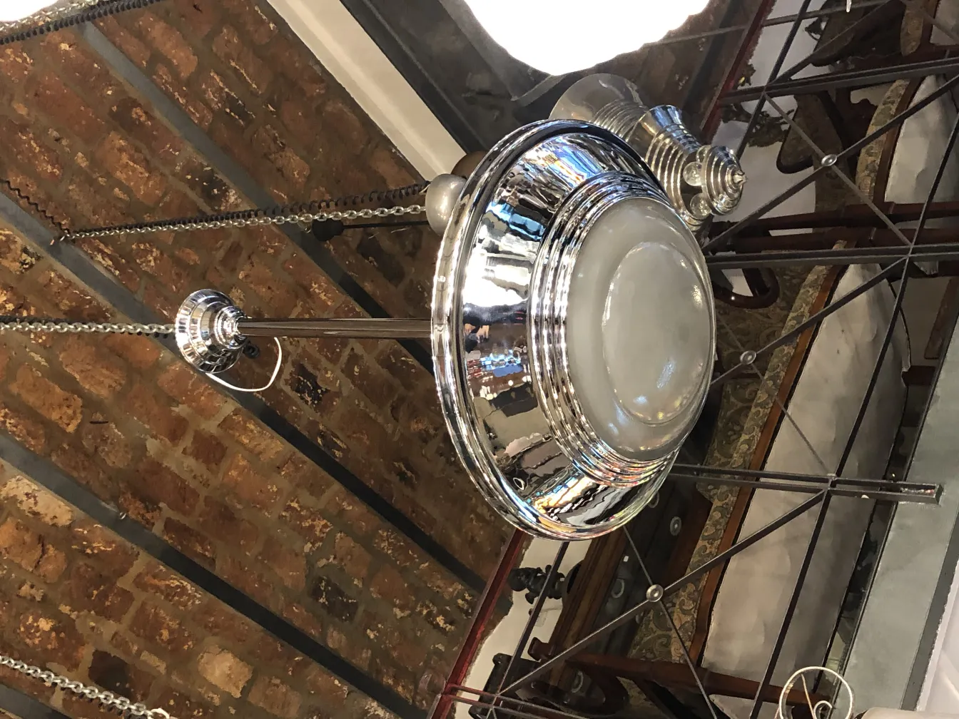 Lampada a sospensione antica brillante, sospesa a un soffitto in legno.