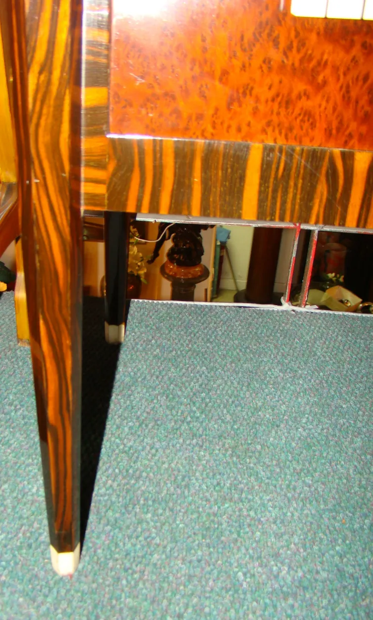 Detalhe de um escritório antigo com pernas elegantes e ambiente aconchegante.