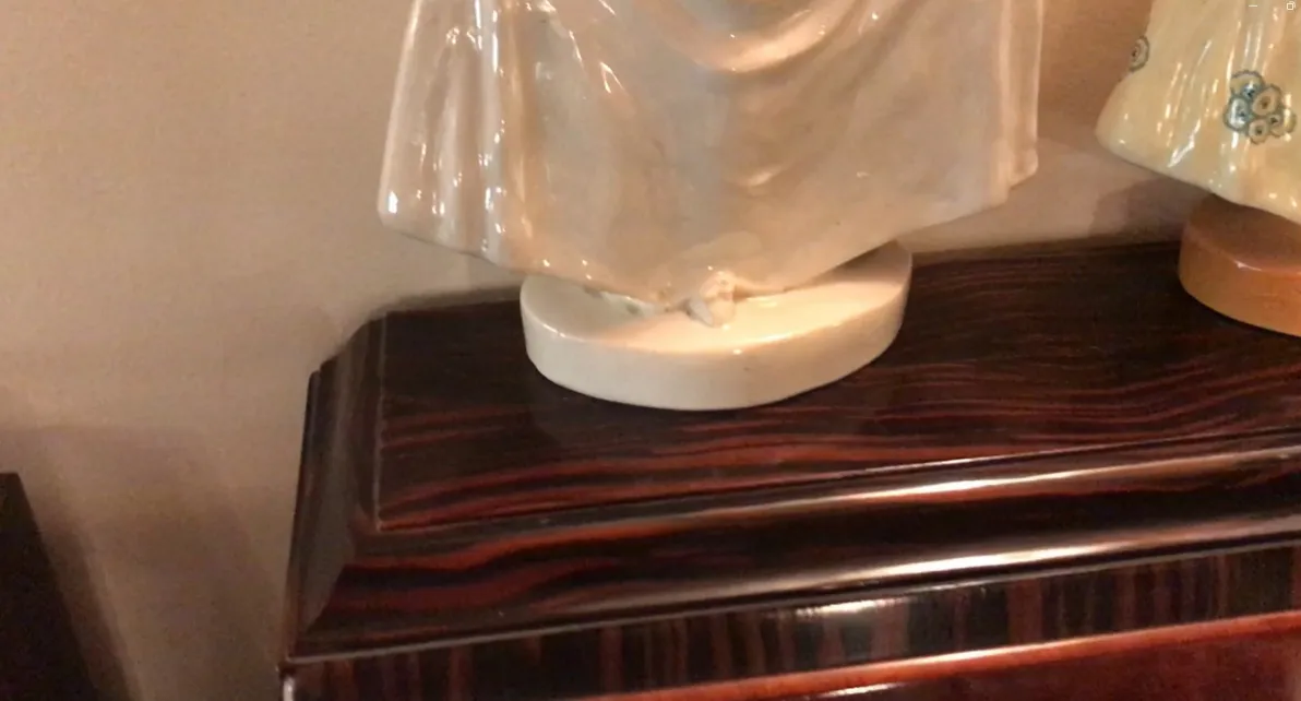 古董书桌与各种装饰品。