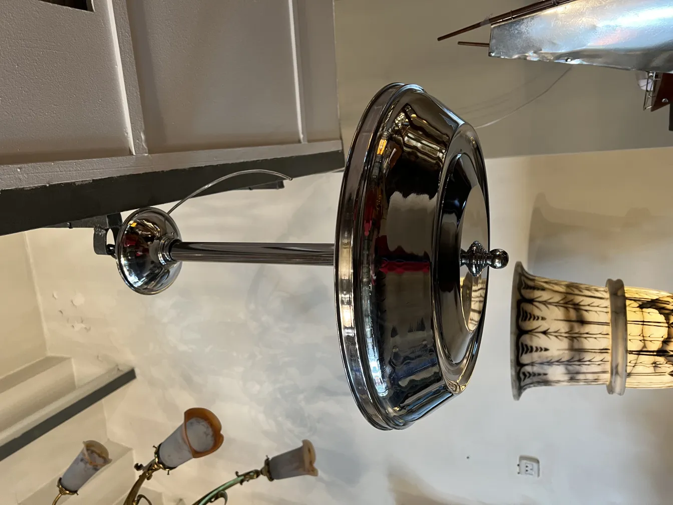 लटकता हुआ दीपक पुराना और चमकदार, अन्य सजावटी तत्वों के साथ शानदार माहौल।