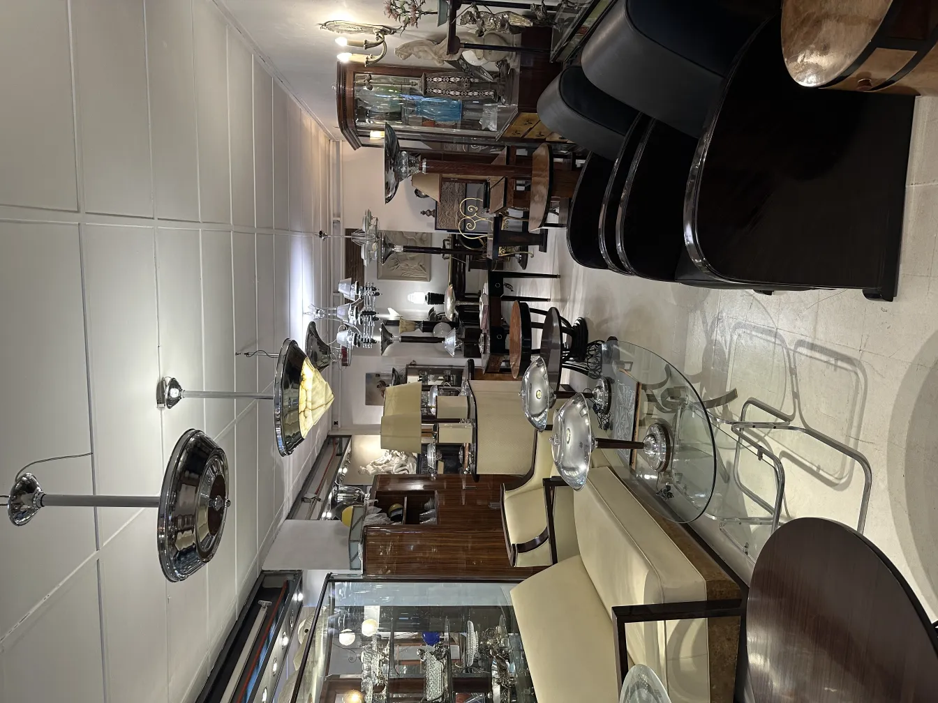 Lustre ancien avec un design classique, suspendu dans un cadre élégant.