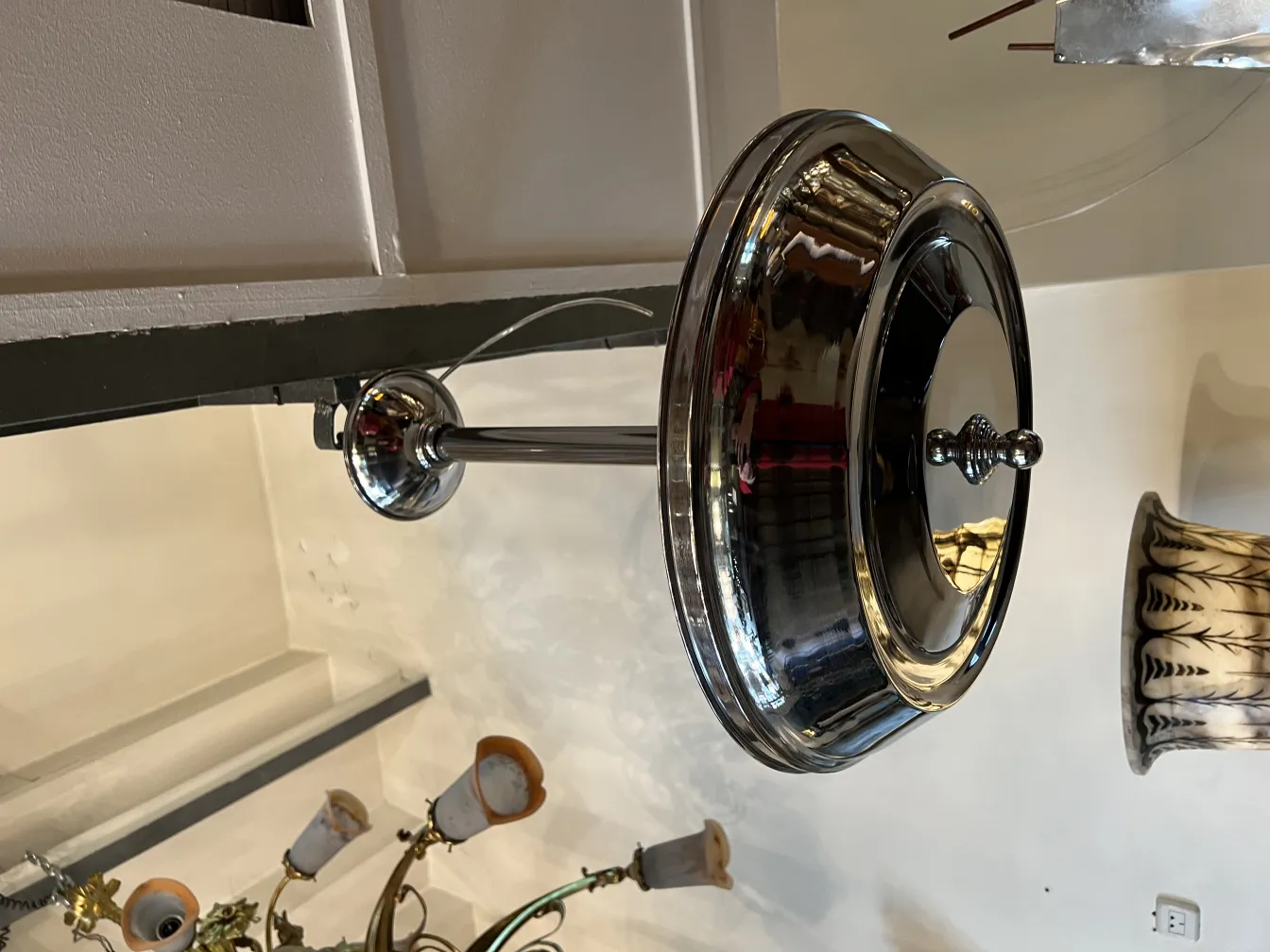 Lampada a sospensione antica lucida con dettagli eleganti.