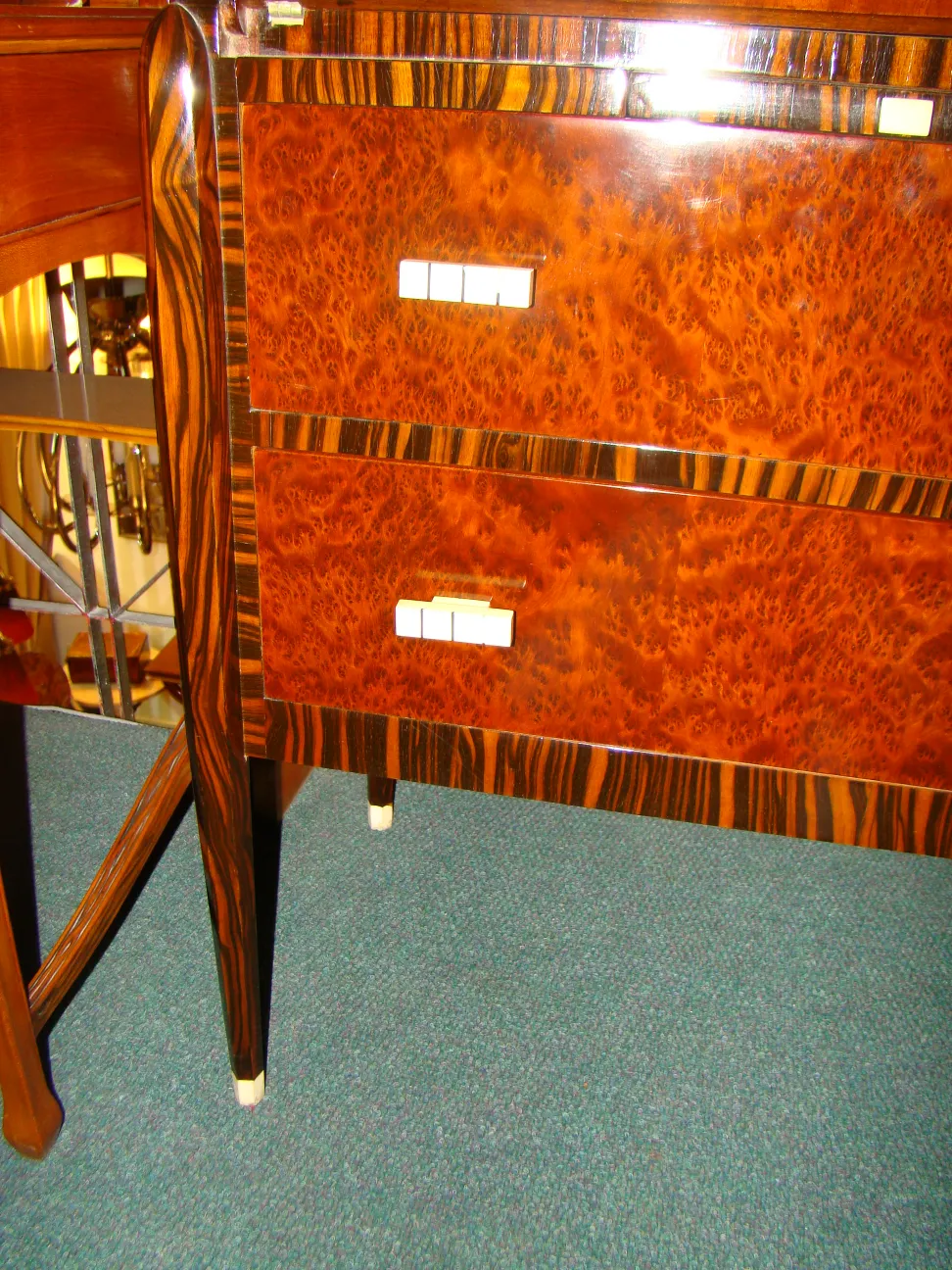 Bureau ancien en bois avec deux tiroirs, élégant et fonctionnel.