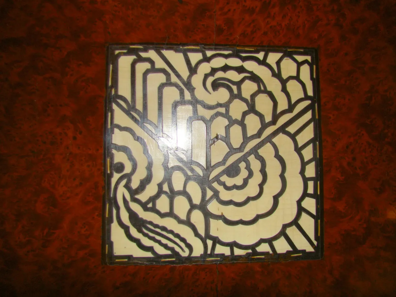 Escritorio antiguo con diseño artístico y detalles finos