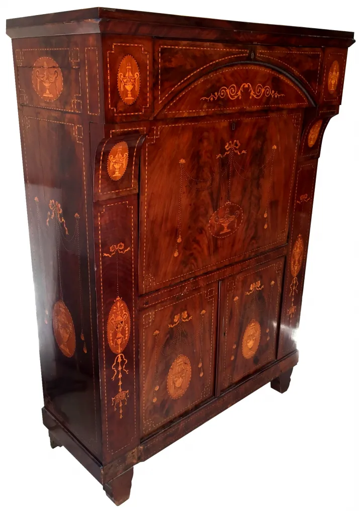 escritorio antiguo ricamente decorado de madera