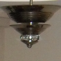 Lampada a sospensione antica con dettagli lucidi nel suo design