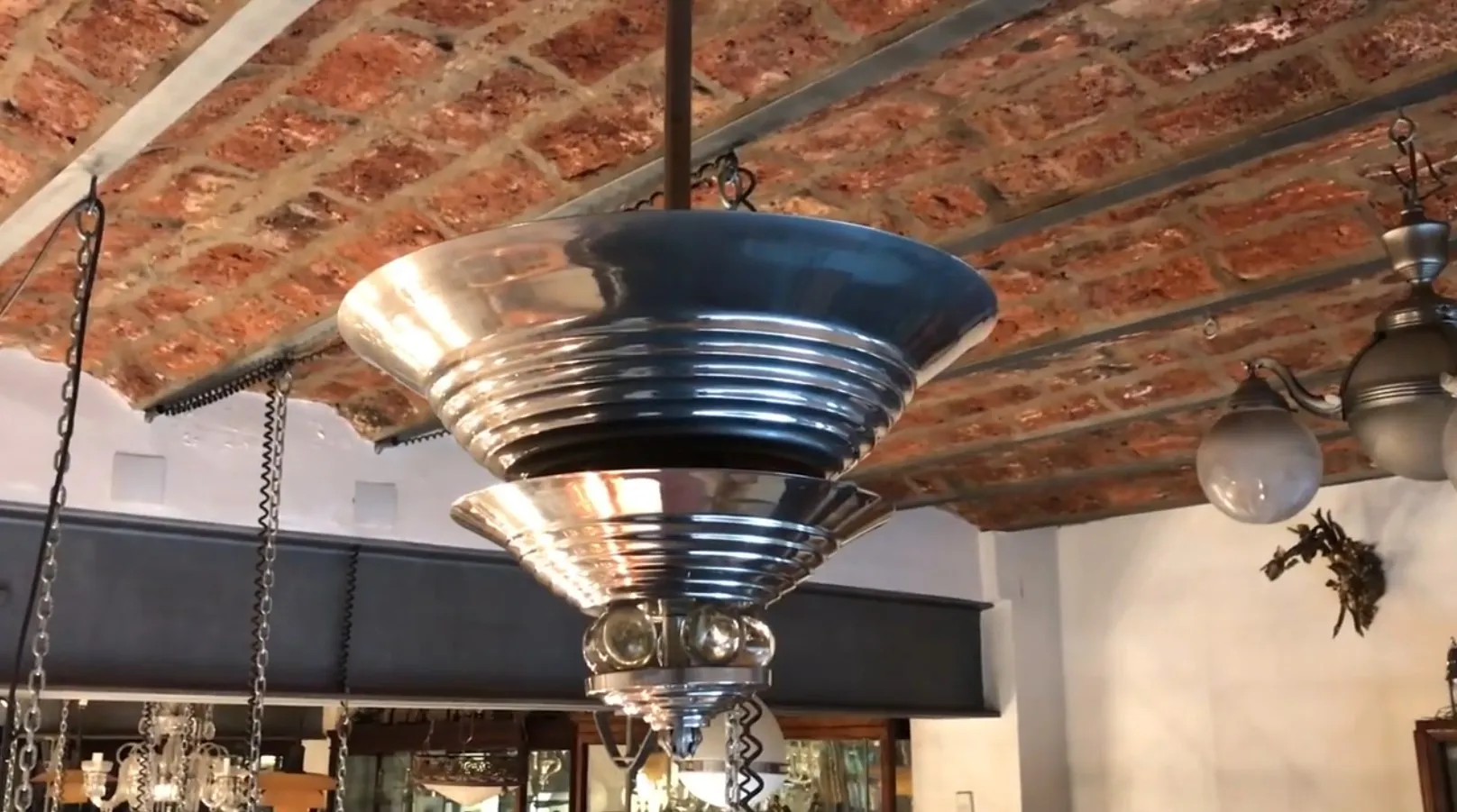 Lustre ancien avec un design moderne et unique, parfait pour la décoration.