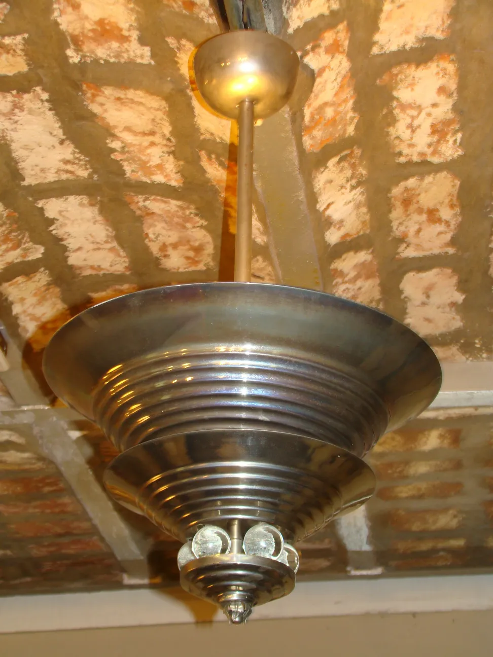 Lustre ancien avec un design classique en argent