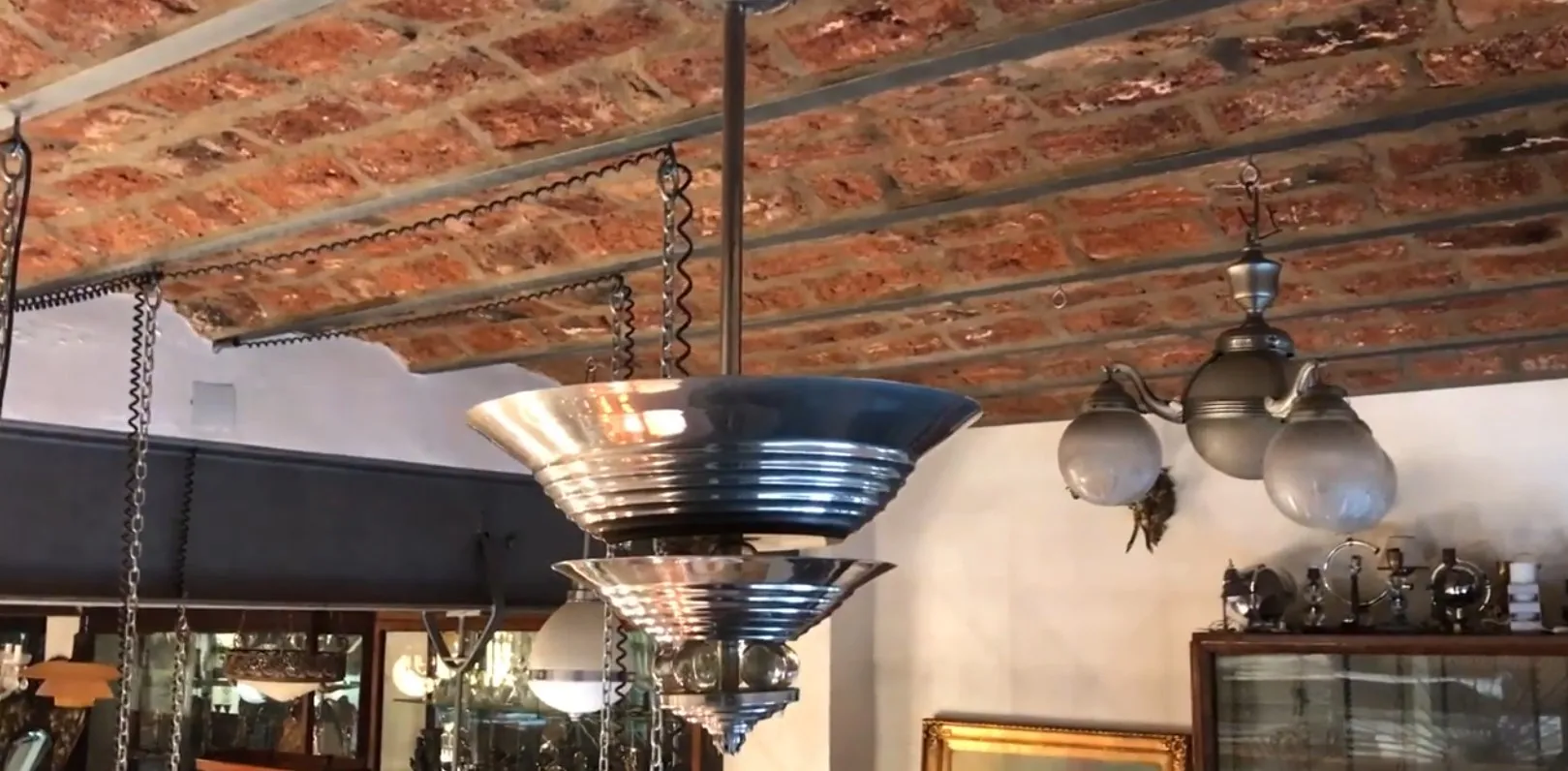 Lampada a sospensione antica con design classico ed elegante.