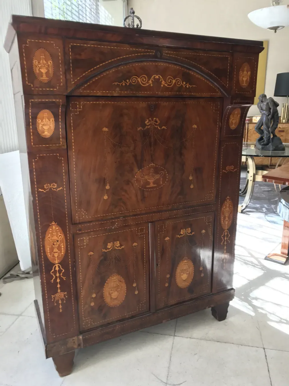 Escritorio antiguo con detalles dorados y decoración clásica