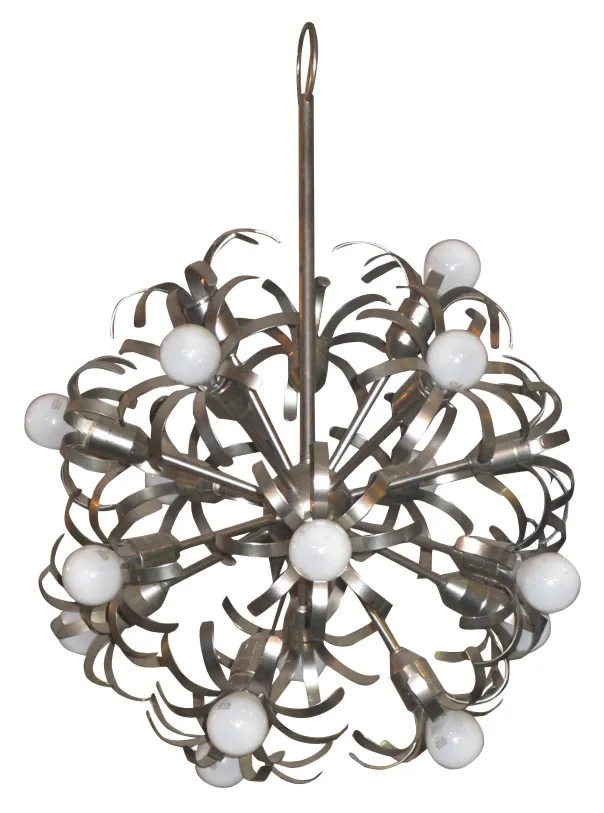 Lampada a sospensione antica con più lampadine sferiche.