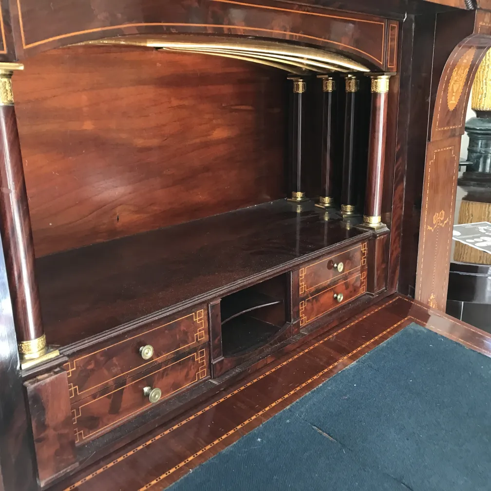 Escritorio antiguo con dos cajones y un fondo elegante.