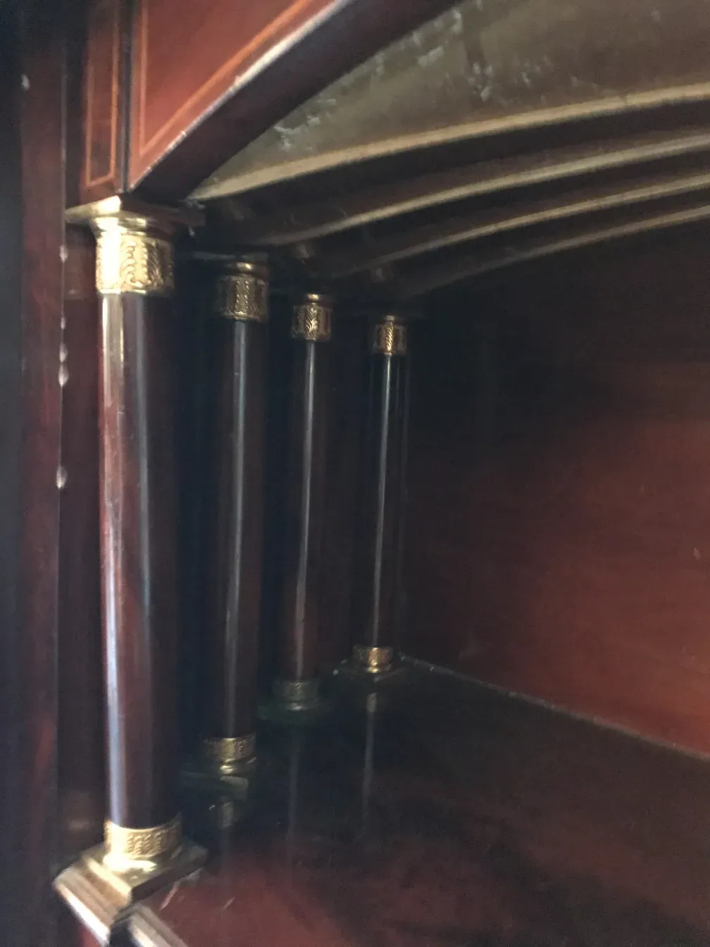 Bureau ancien avec des pieds en bois décorés et un intérieur élégant. Parfait pour un bureau ou un studio.