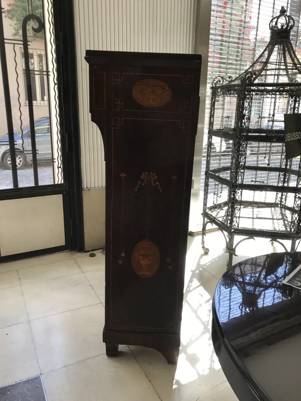 Bureau ancien finement sculpté avec des détails élégants.