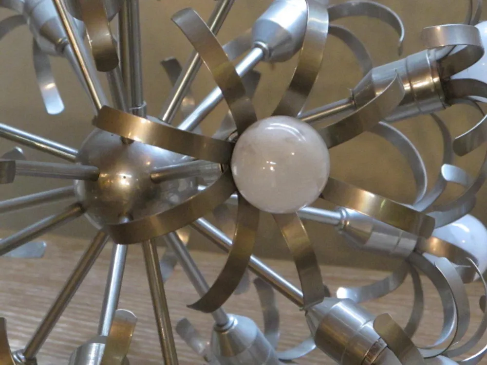 Purana latkata huawa deeapak, naye aur chamakdaar desgin me, ek shandar bhaavna me.