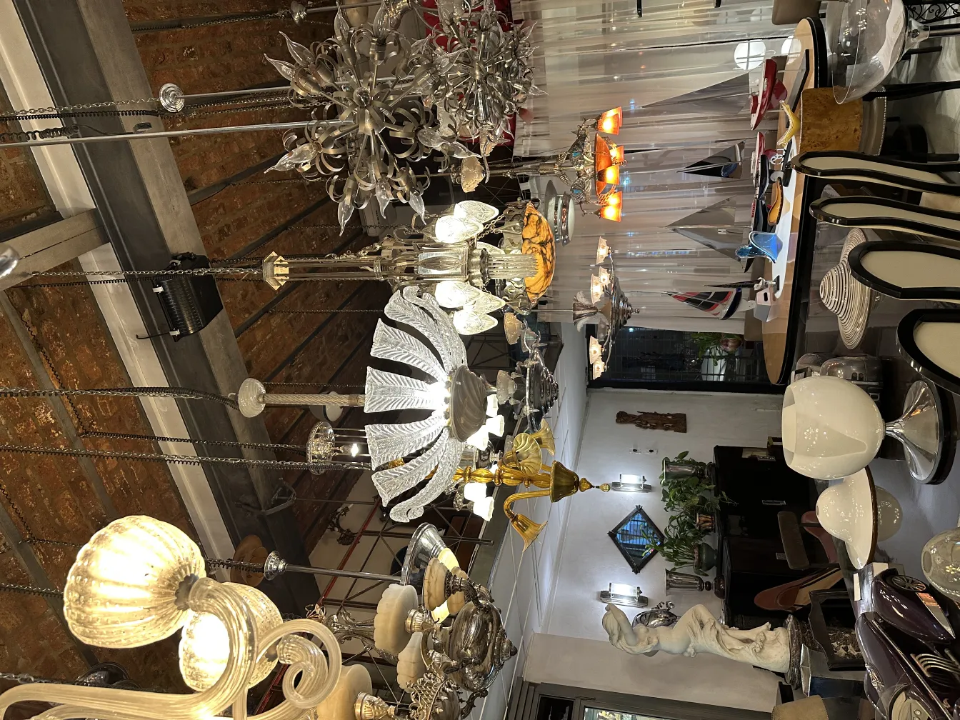 variedade-de-lampadas-de-teto-antigas-com-designs-detalhados-em-um-ambiente-moderno