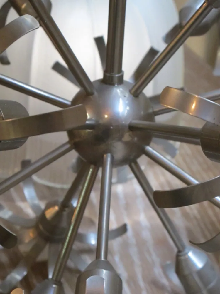 Antike Hängelampe mit einzigartigem Design aus Metall, das die Atmosphäre verbessert.