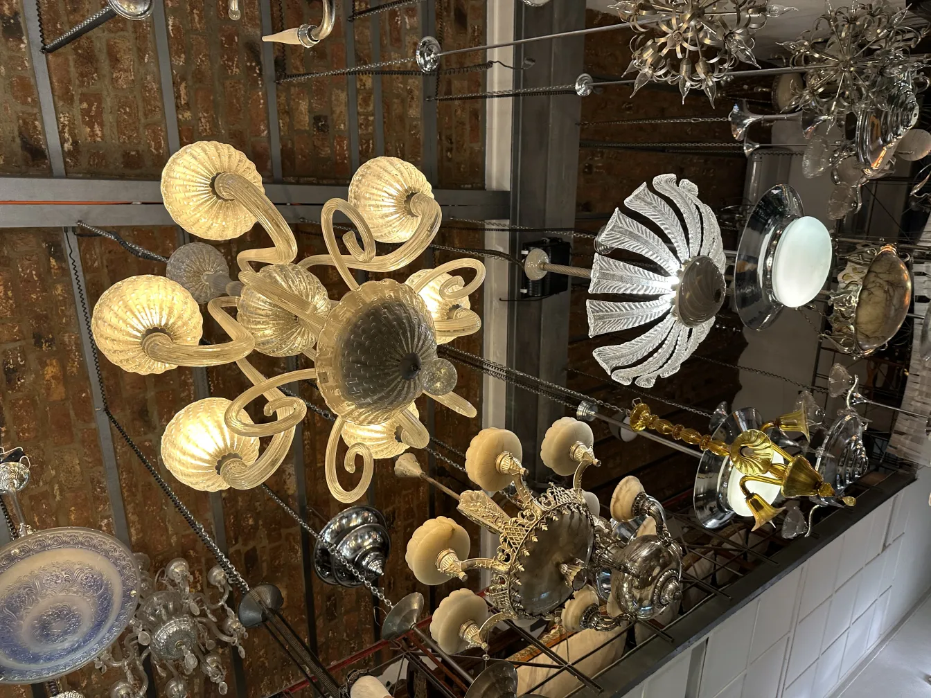 Lustre ancien en verre avec bras décoratifs et ampoules