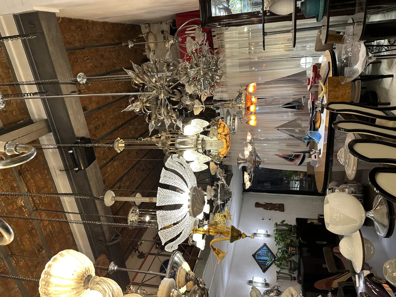 Lâmpada de teto antiga brilhando em ambiente elegante