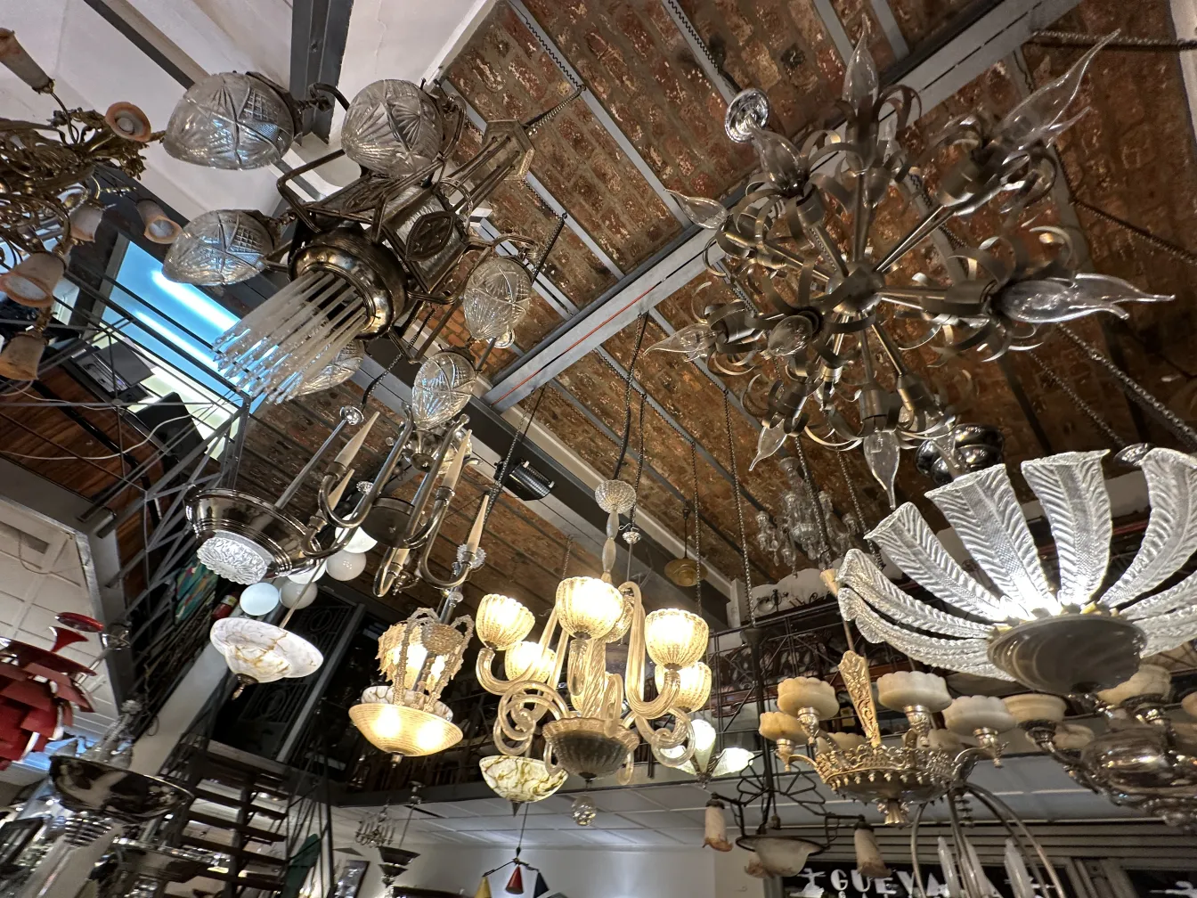 Lustre ancien avec des designs ornementeaux, parfait pour la décoration.