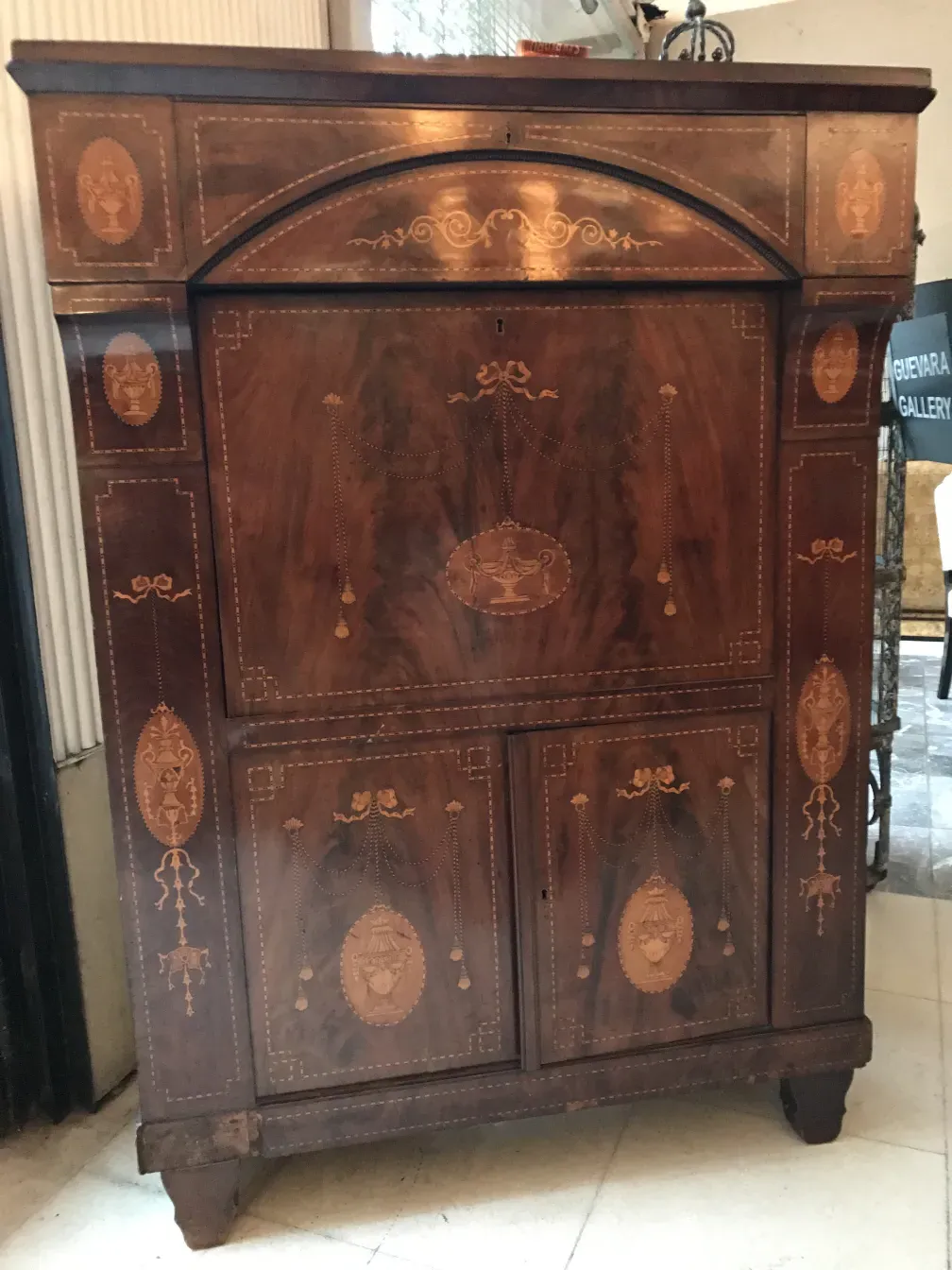 Antik dekorierter Schreibtisch aus Holz, elegantes Ambiente