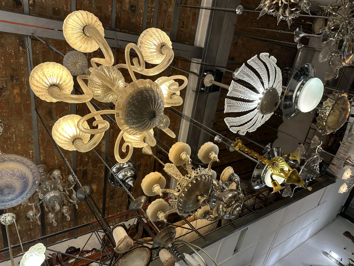 ハンギングランプアンティークガラス、暖かい光、エレガントな雰囲気