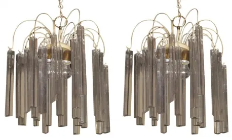 Lampada a sospensione antica con vari cristalli pendenti in un ambiente elegante.