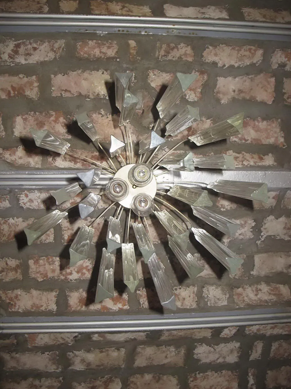 Antiga lâmpada de teto com cristais brilhantes, design elegante.