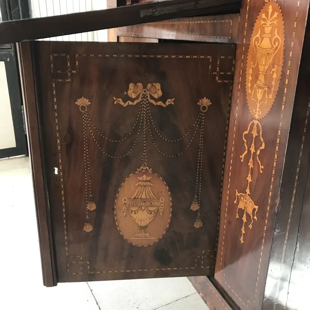 Antiker Schreibtisch mit komplizierten handwerklichen Details auf der Oberfläche.