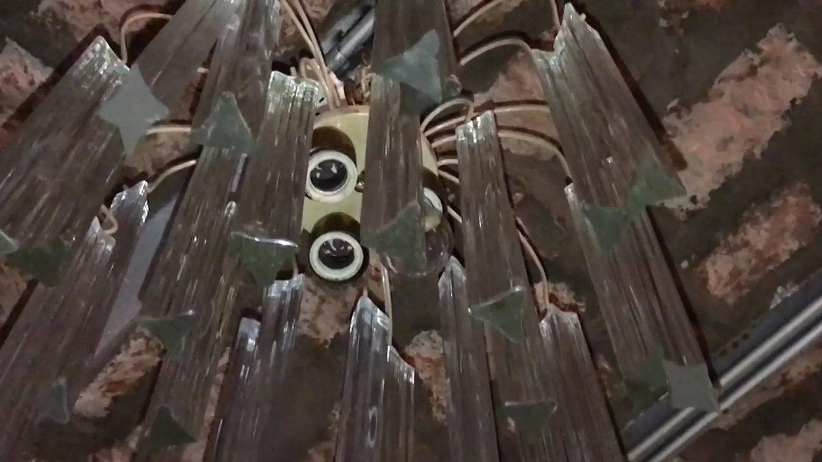 古い透過シェード付きハンギングランプが田舎の環境にある。