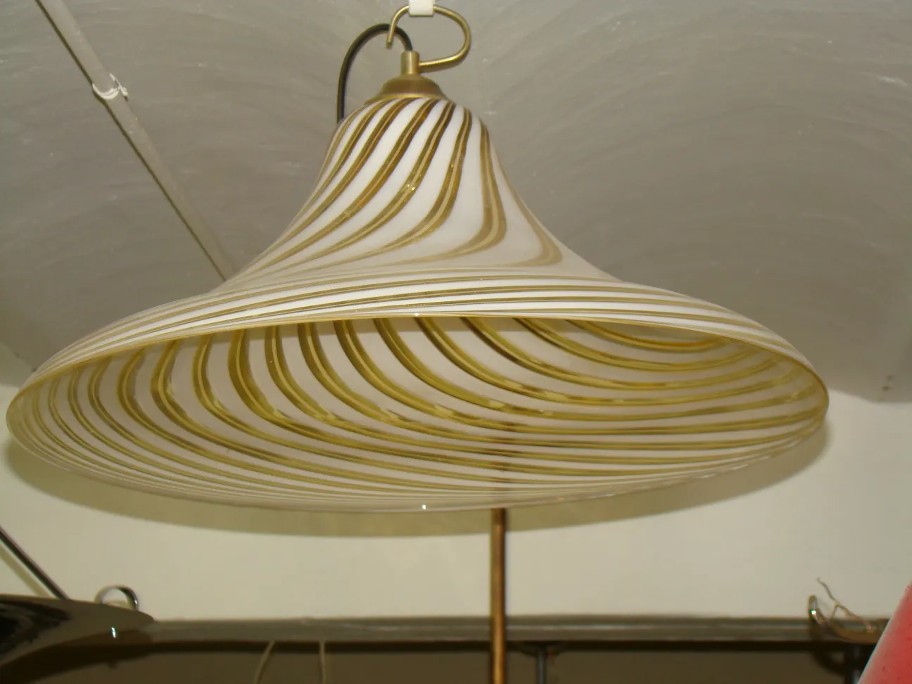 Lustre ancien avec un design unique en spirale.