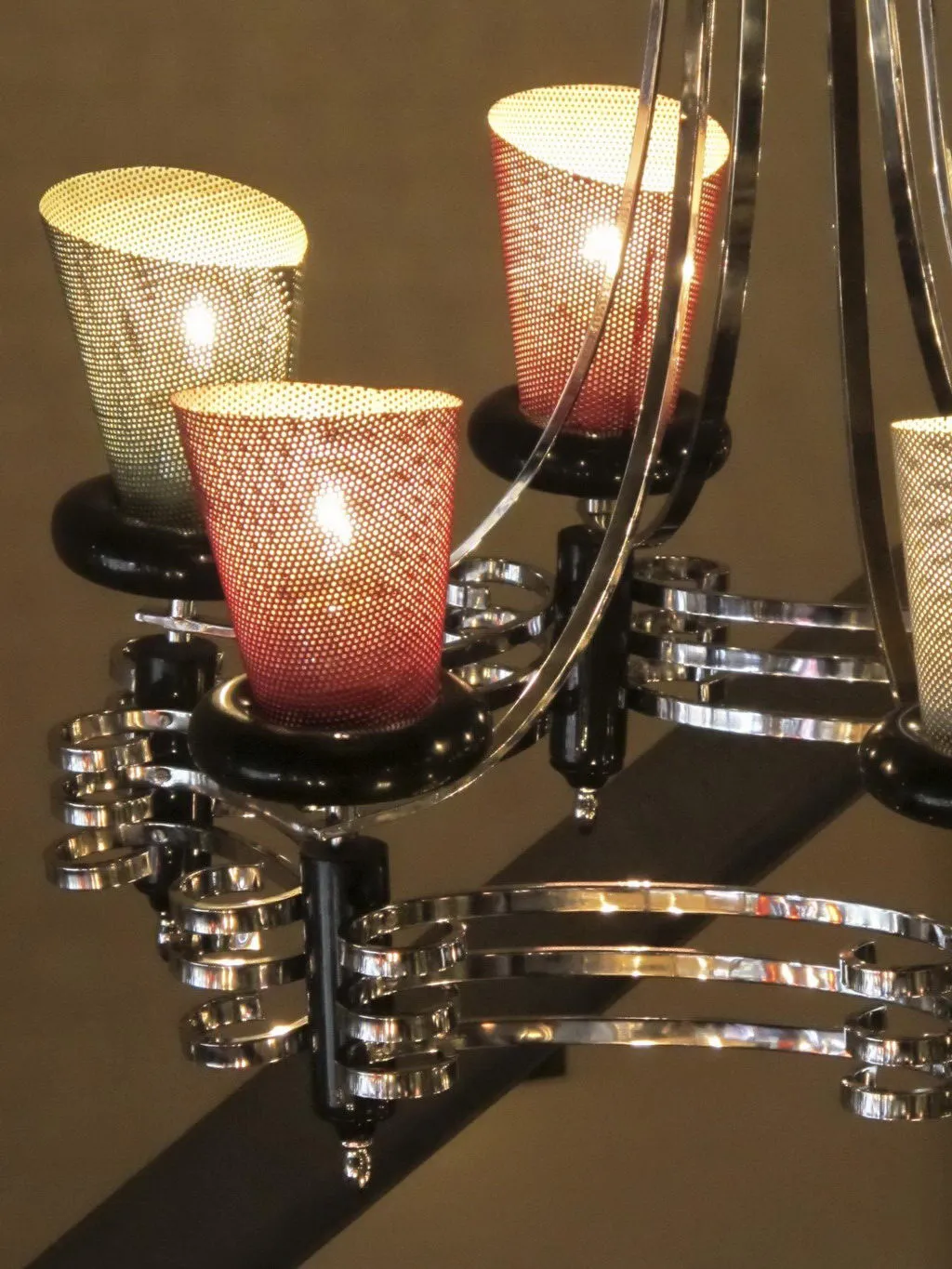 Lámpara de techo antigua con luces multicolores en un ambiente acogedor