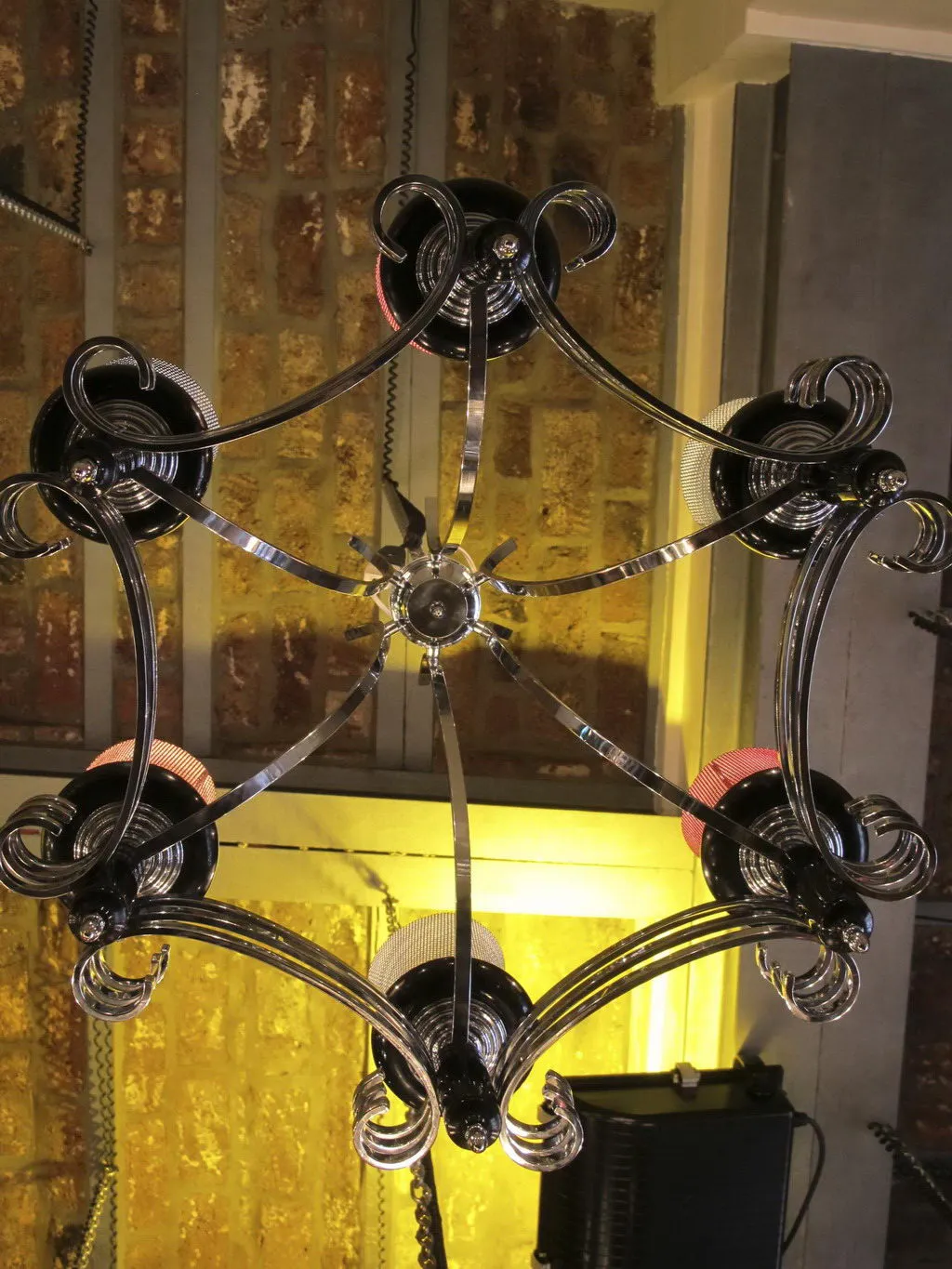 Antike Hängelampe mit elegantem Design und hellen Lichtern in warmem Ambiente.