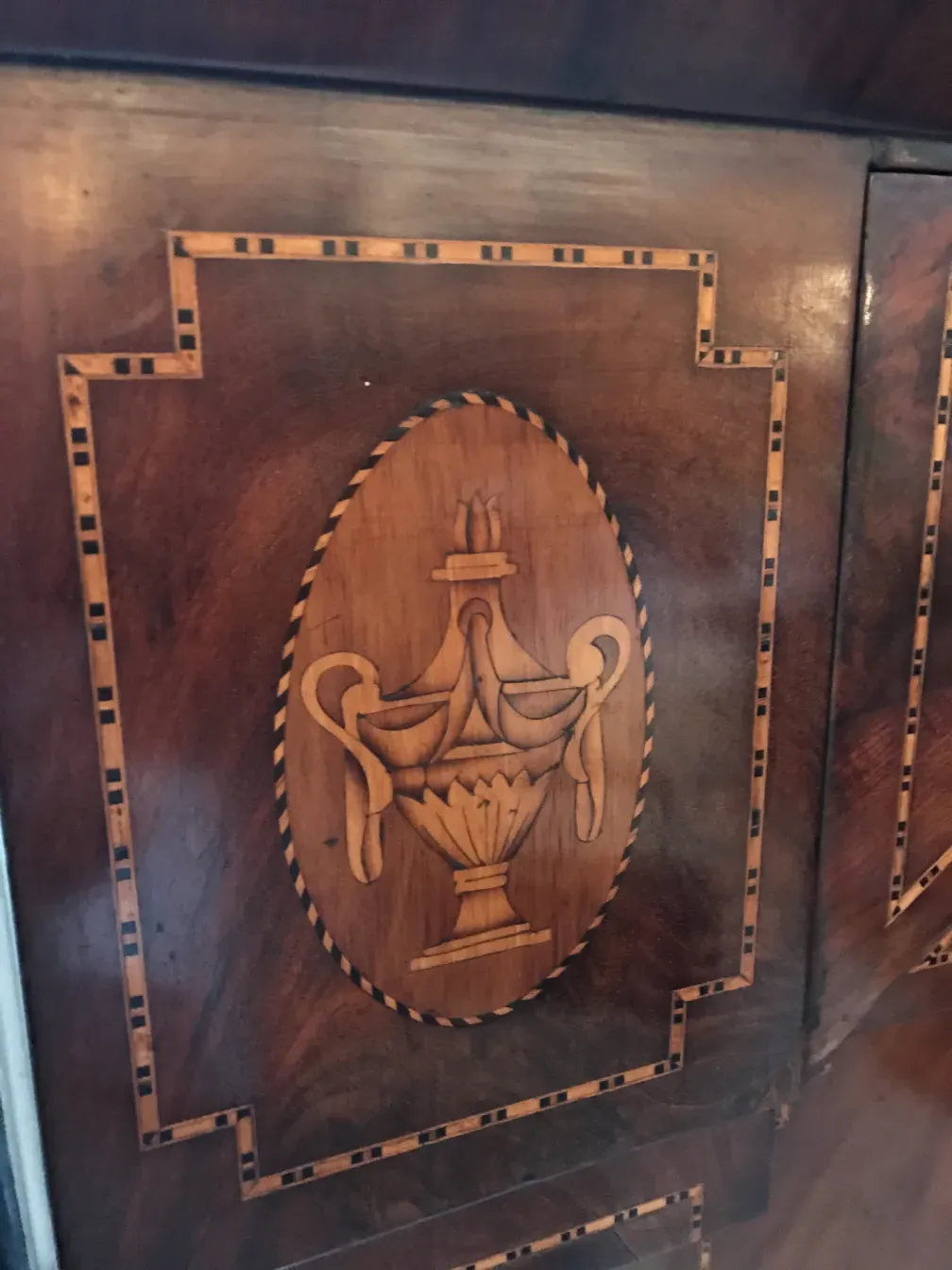 Escritorio antiguo con detalles en madera y diseño elegante.