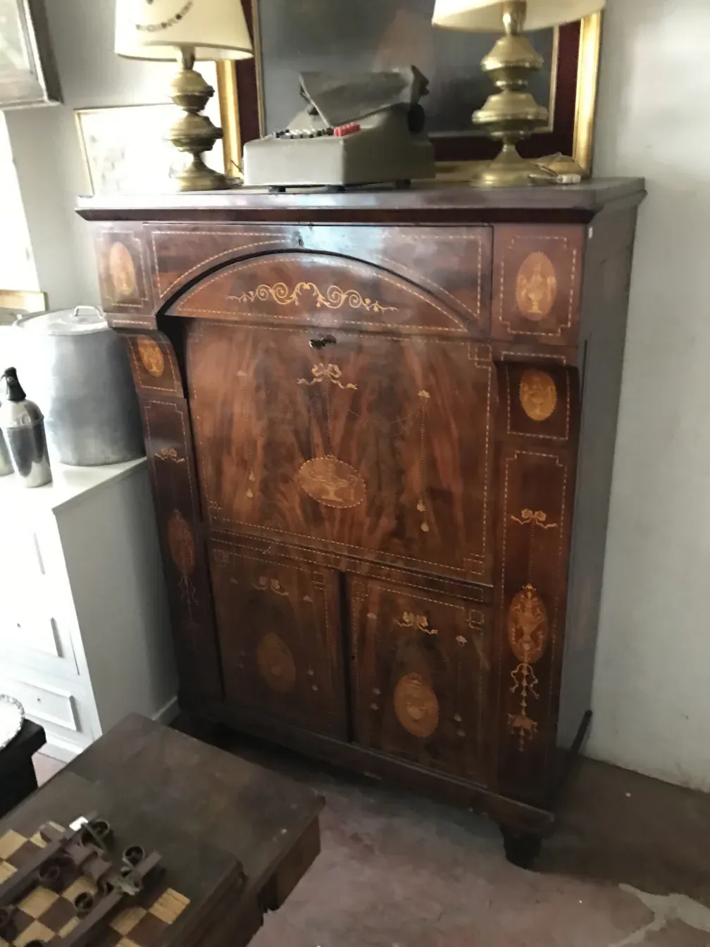 Antiker Holztisch mit dekorativen Details. Ausgestattet mit einer Lampe und anderen Tischobjekten.