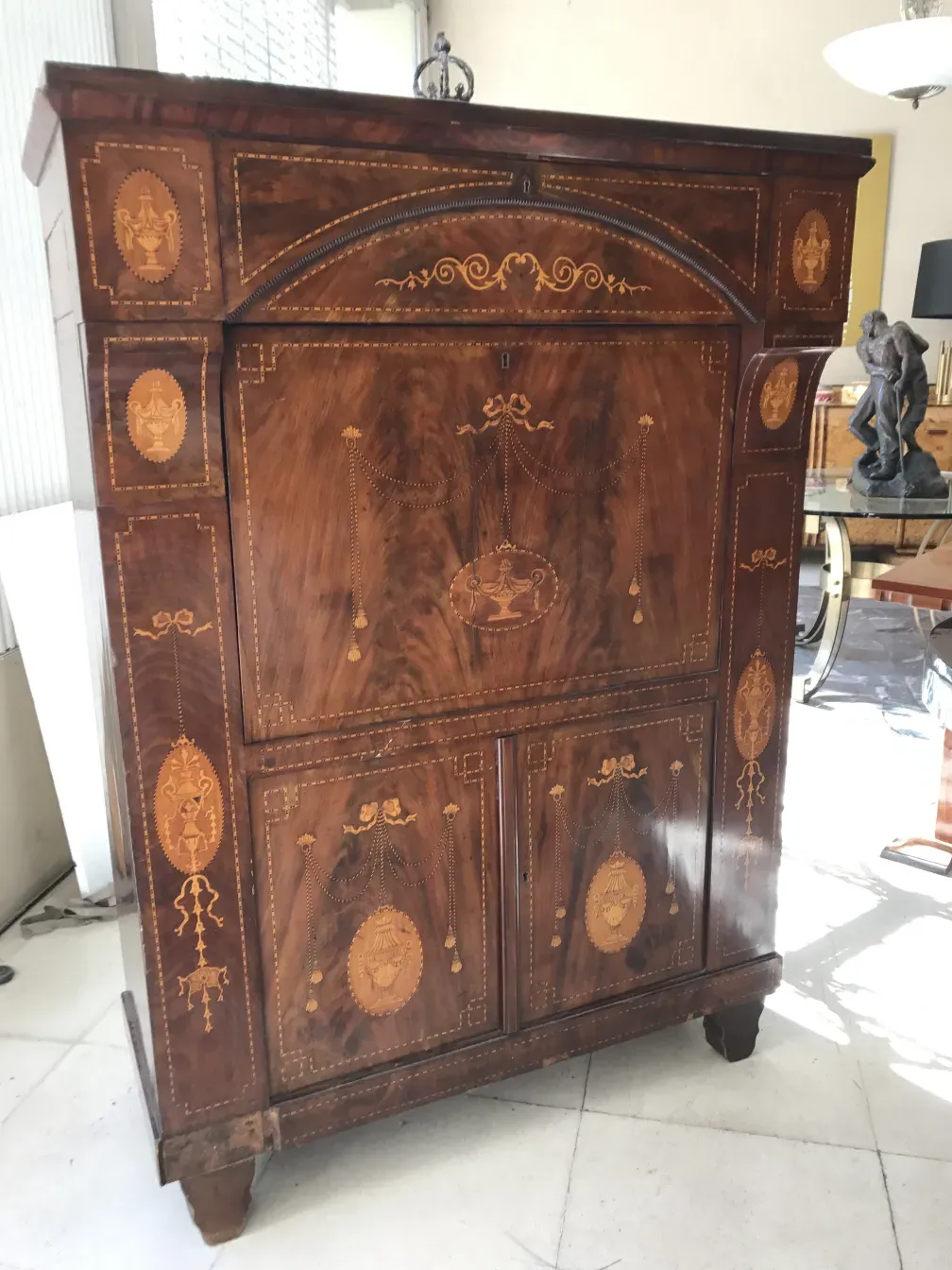 escritorio antiguo de madera con decoración detallada y acabados cuidadosos