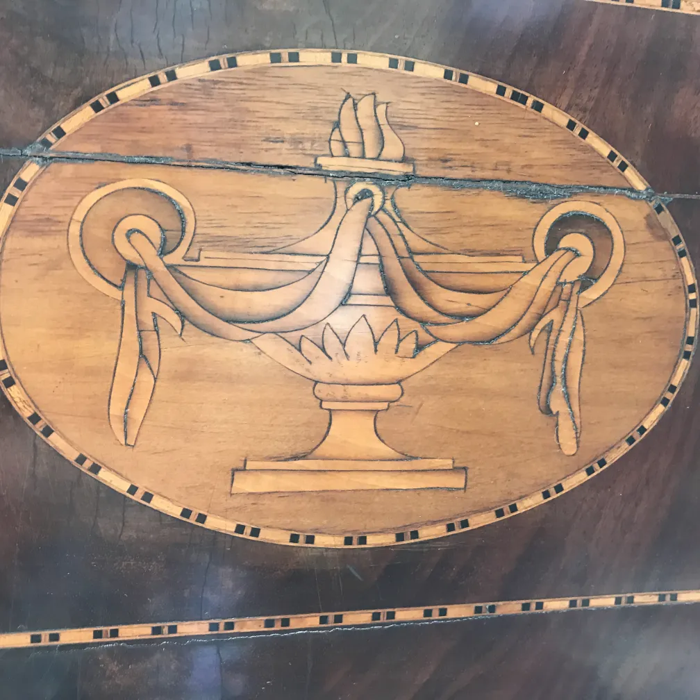 مكتب قديم بتصميم مزخرف من الخشب الفاتح والداكن