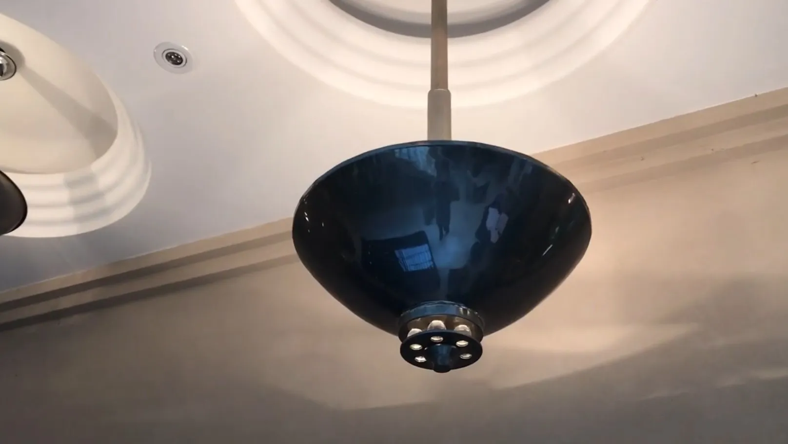 Lámpara de techo antigua azul con detalles reflectantes