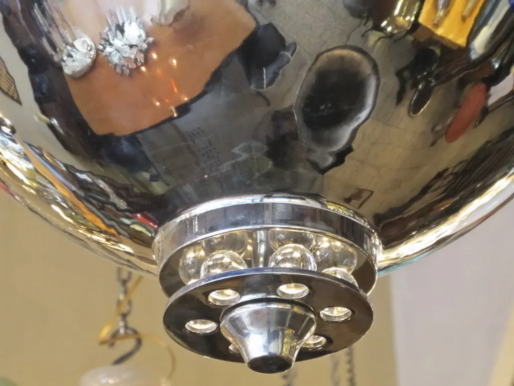 Lustre antique avec finition brillante, dans un cadre accueillant.