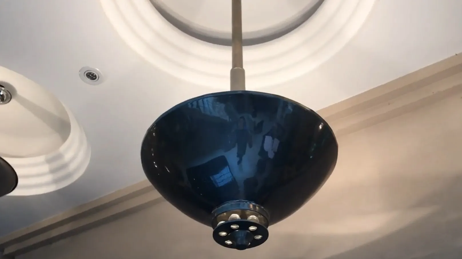 Lâmpada de teto antiga azul com detalhes metálicos