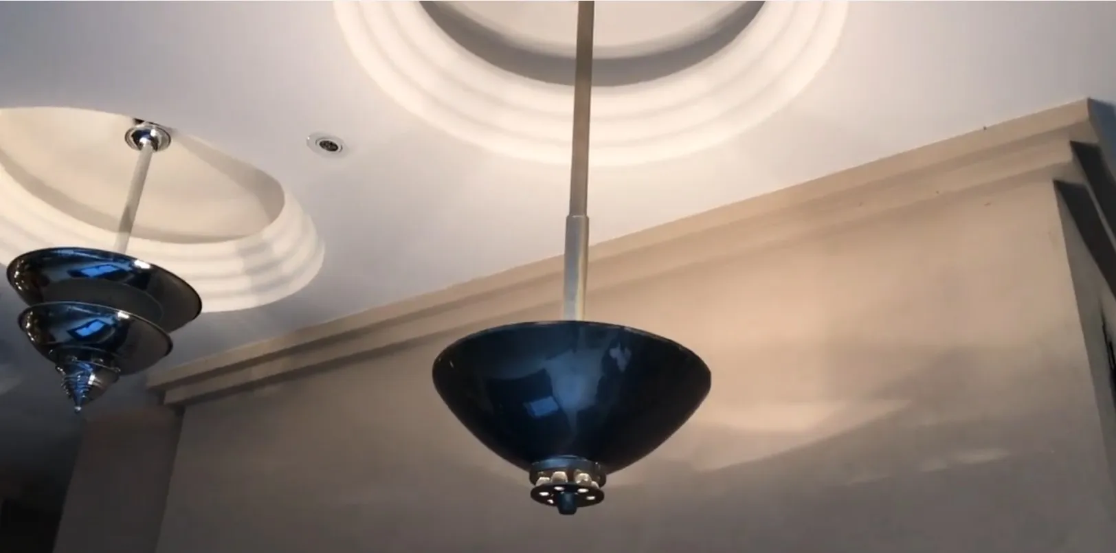 Antike blaue Hängelampe mit elegantem Design