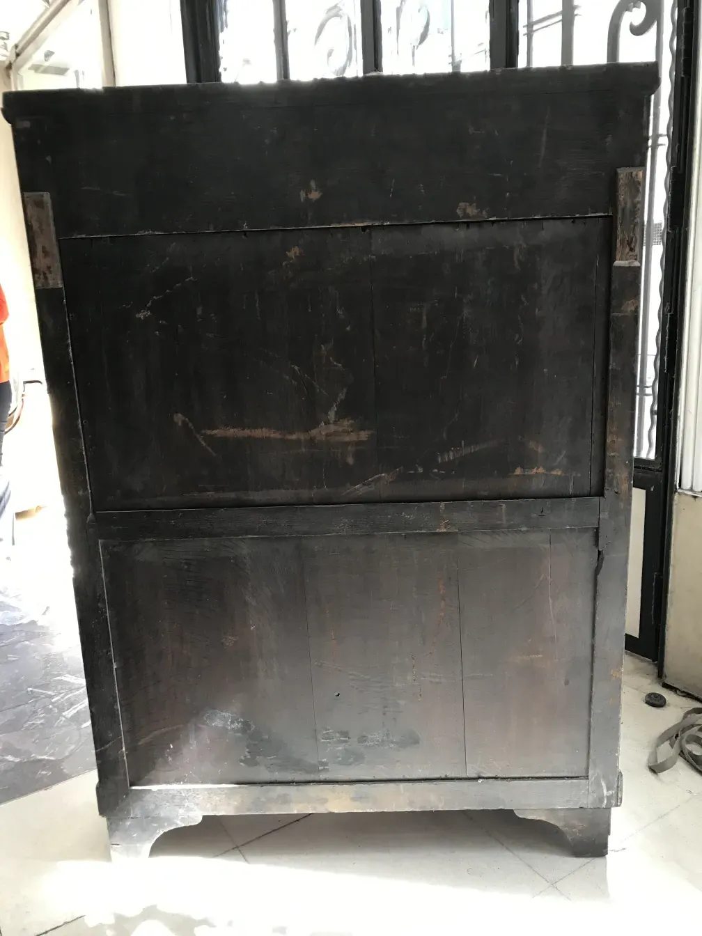 escritorio antiguo de madera oscura con detalles clásicos