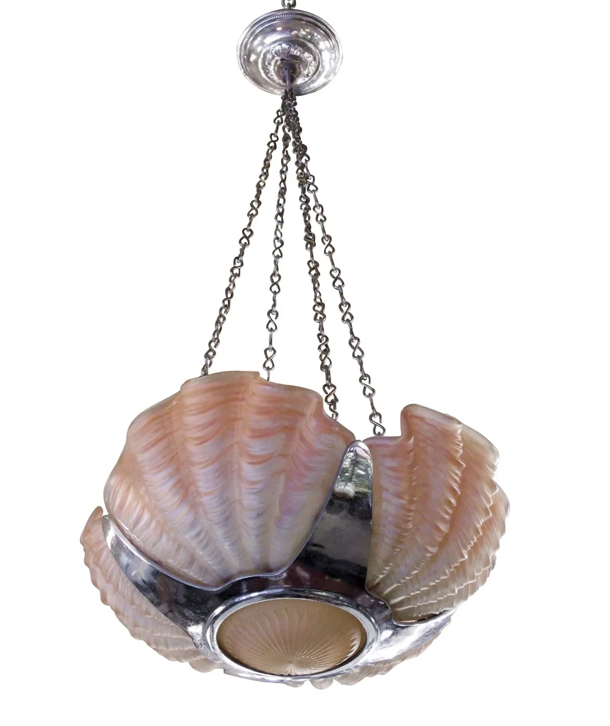 Lámpara de techo antigua con diseño de concha, elegante y luminosa.