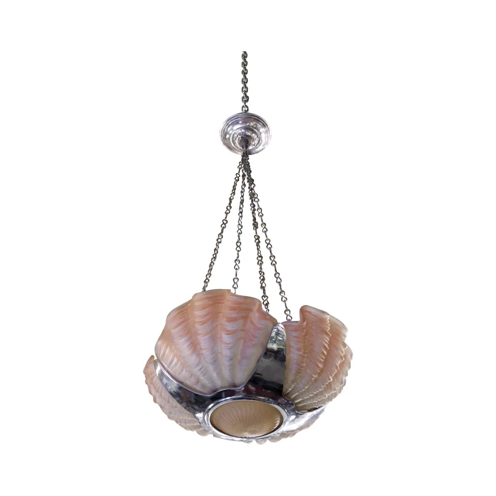 Lámpara de techo antigua en forma de concha de mar, elegante y distintiva.