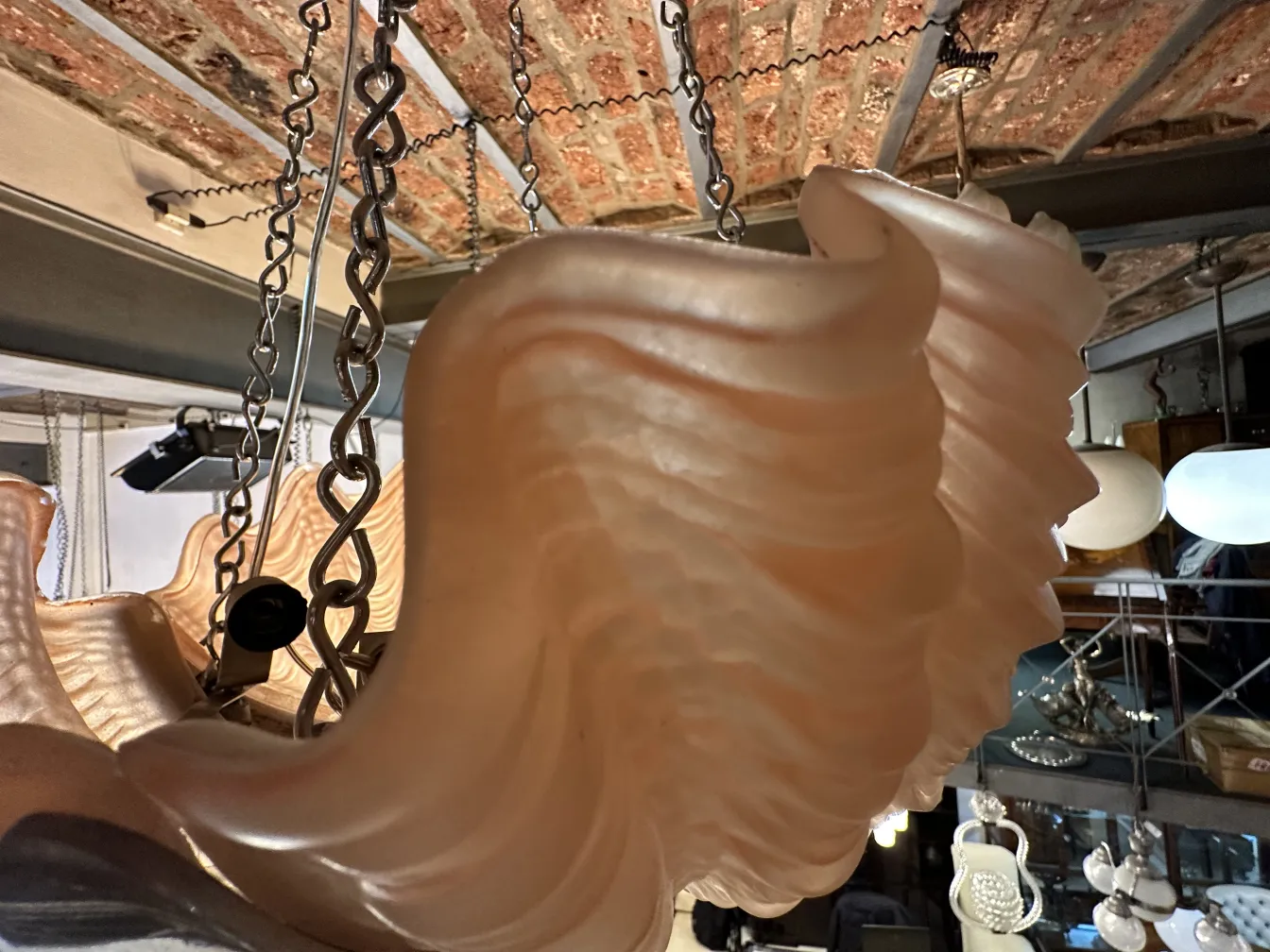 ancienne lustre avec design original en couleur claire