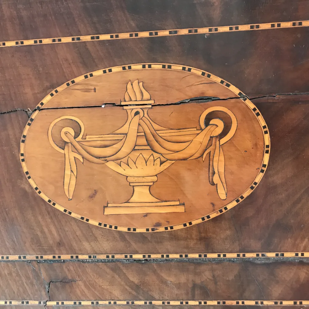 escritorio antigo de madeira com incrustações decorativas e design elegante, ambiente clássico