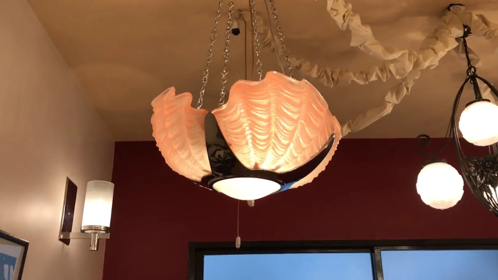 Antike Hängelampe in Pastellfarbe in dekorativer Umgebung.