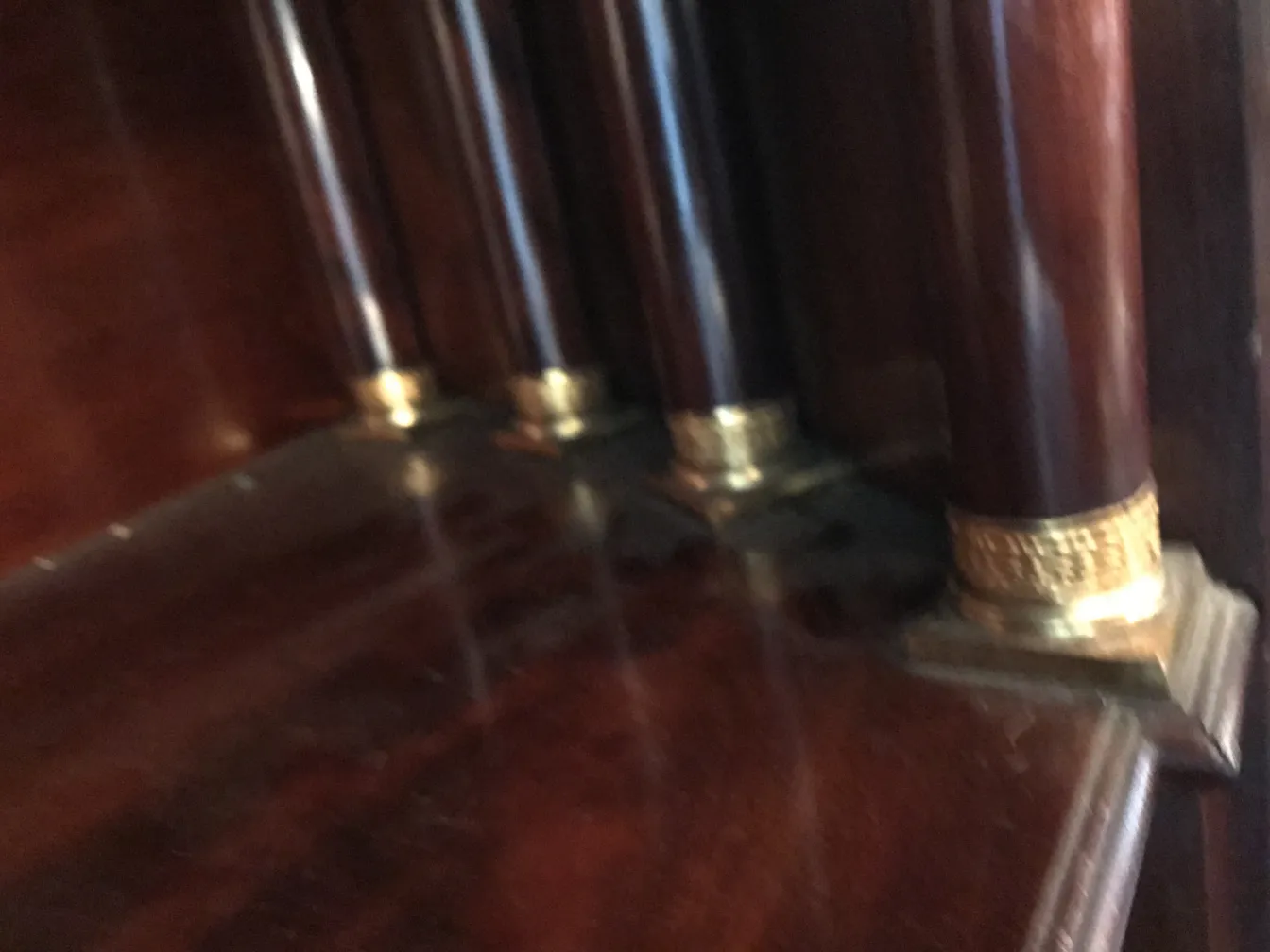 Scrivania antica con decorazioni dorate e pilastri