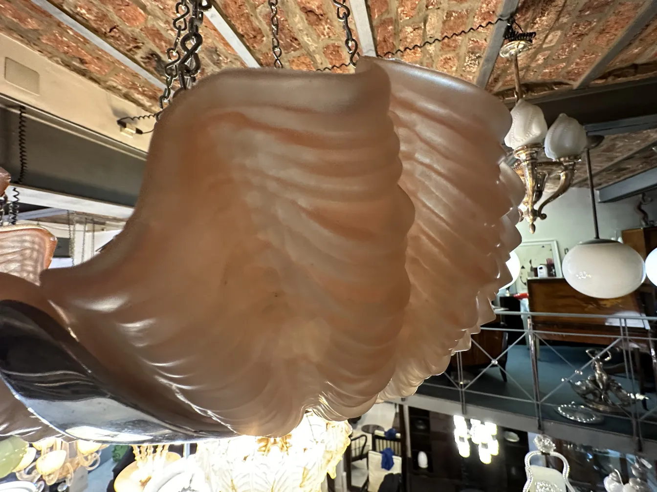 Lustre ancien avec design courbé dans un cadre accueillant